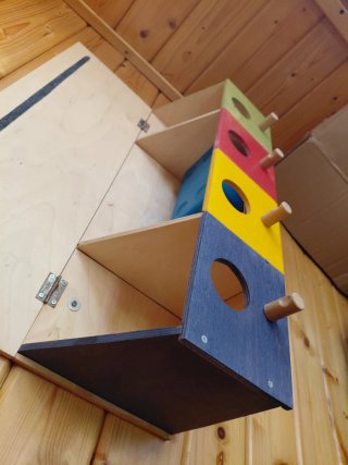 Caja perchero de madera multicolor