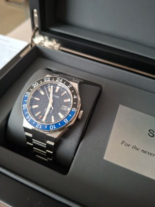 Reloj Citizen Series 8 GMT Azul/Plata