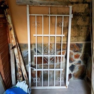 Puerta con premarco y llave, lista para pintar