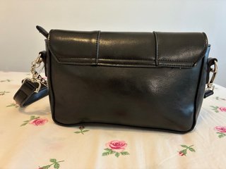 Bolso negro Misako con cadena