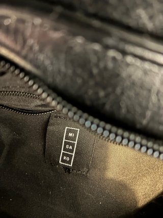 Bolso negro Misako con cadena