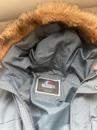 Abrigo plumífero gris McKenzie con capucha de pelo