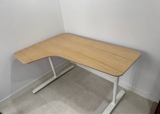 Mesa escritorio elevable L roble y blanca