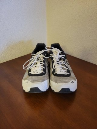 Zapatillas ON Running grises y blancas