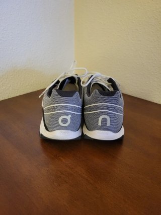 Zapatillas ON Running grises y blancas