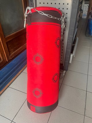 Saco de boxeo rojo con dianas
