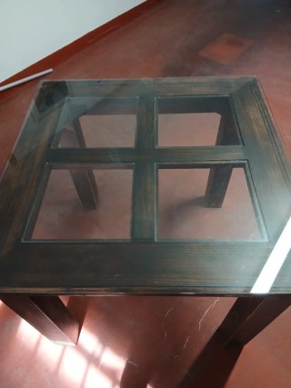 Mesa madera con cuarterones de cristal