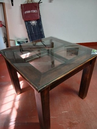 Mesa madera con cuarterones de cristal