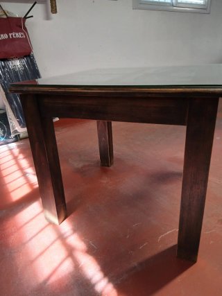 Mesa madera con cuarterones de cristal