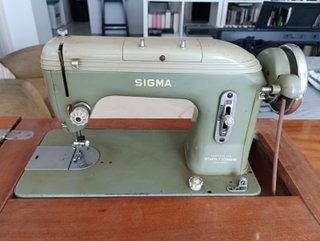 Máquina de coser Sigma antigua con mueble
