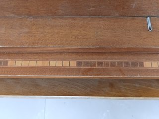 Máquina de coser Sigma antigua con mueble