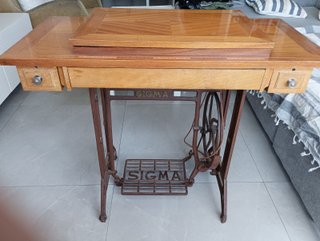 Máquina de coser Sigma antigua con mueble