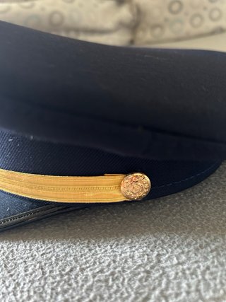 Gorra de marinero azul y dorada