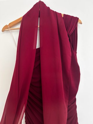 Vestido largo burdeos con abertura