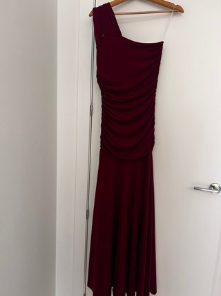 Vestido largo burdeos con abertura