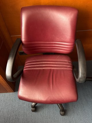 Mesa de madera + sillas de piel para oficina