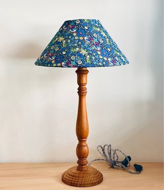 Lampada da tavolo vintage in tessuto e legno