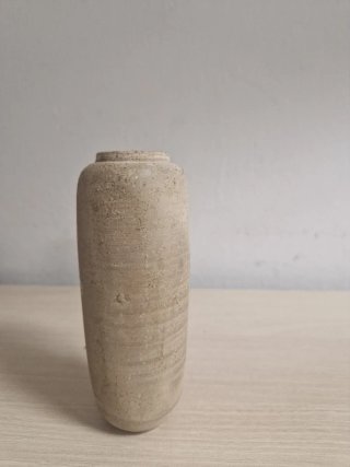 Vasija de cerámica y pergamino antiguo