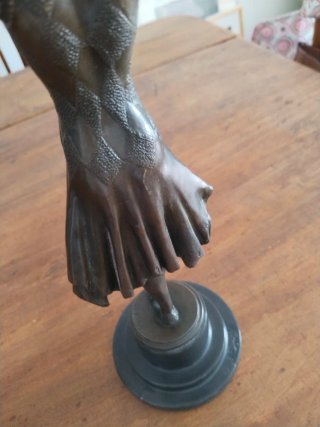 Escultura de bronce de  Art Déco , firmada.