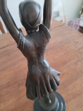 Escultura de bronce de  Art Déco , firmada.