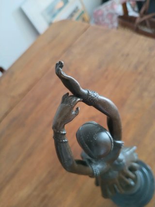 Escultura de bronce de  Art Déco , firmada.
