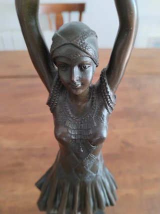 Escultura de bronce de  Art Déco , firmada.