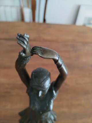 Escultura de bronce de  Art Déco , firmada.