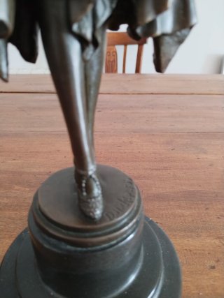 Escultura de bronce de  Art Déco , firmada.