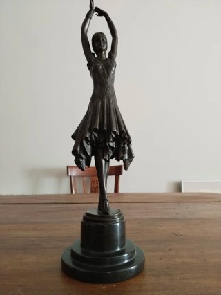 Escultura de bronce de  Art Déco , firmada.