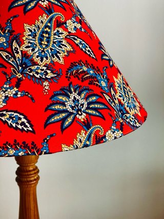 Lampada da tavolo in legno vintage con tessuto Liberty