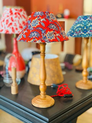 Lampada da tavolo in legno vintage con tessuto Liberty