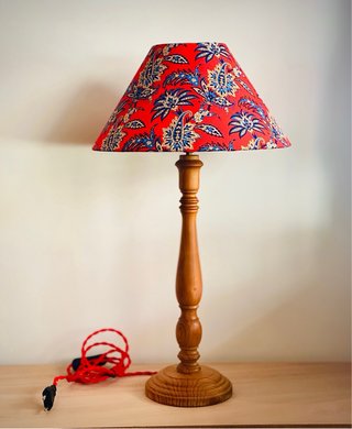 Lampada da tavolo in legno vintage con tessuto Liberty