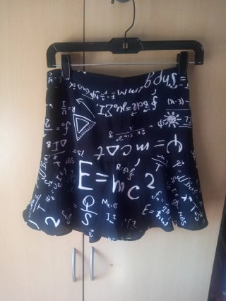 Falda pantalón negra con fórmulas matemáticas