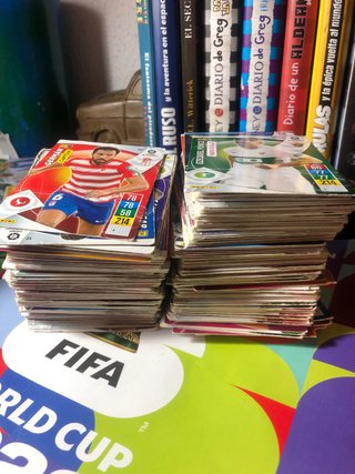 Caja cromos Adrenalyn XL 2021-22 con cartas