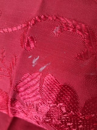 Colcha antigua roja con estampado