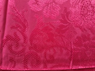 Colcha antigua roja con estampado