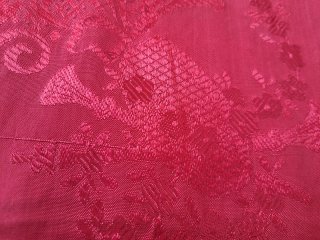 Colcha antigua roja con estampado