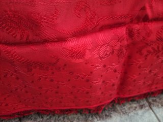 Colcha antigua roja con estampado
