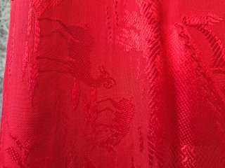 Colcha antigua roja con estampado
