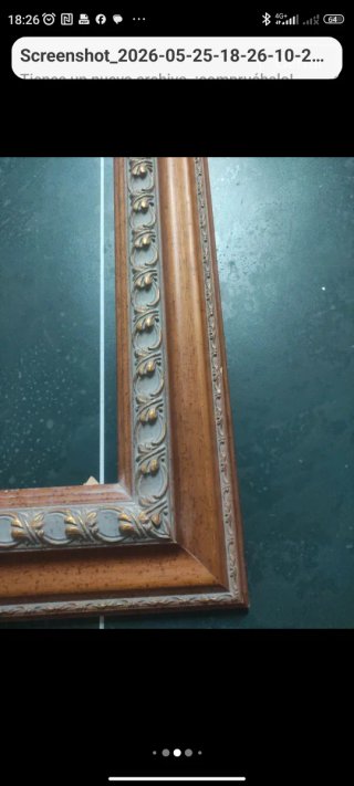 Cornice in legno vintage con dettagli dorati
