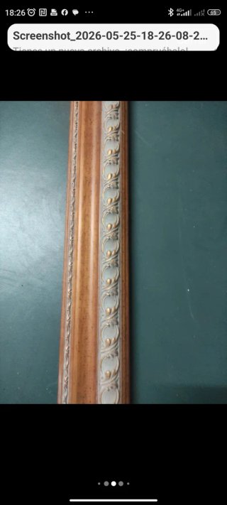 Cornice in legno vintage con dettagli dorati