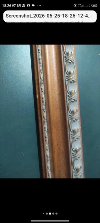 Cornice in legno vintage con dettagli dorati