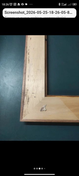 Cornice in legno vintage con dettagli dorati