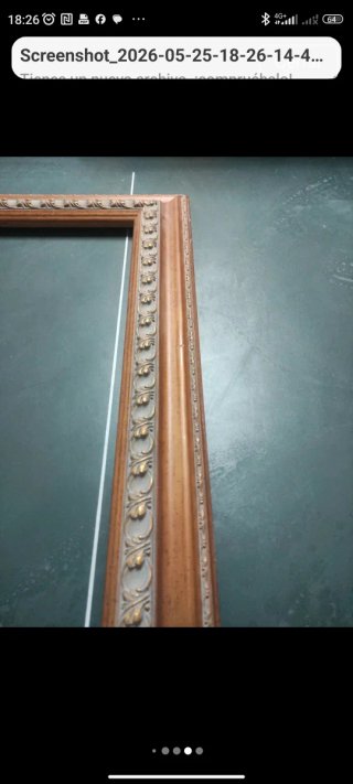 Cornice in legno vintage con dettagli dorati