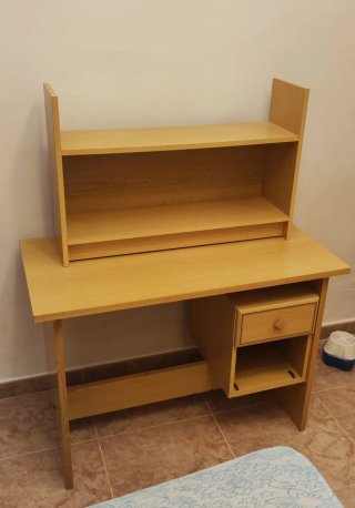 Escritorio de madera con estantería