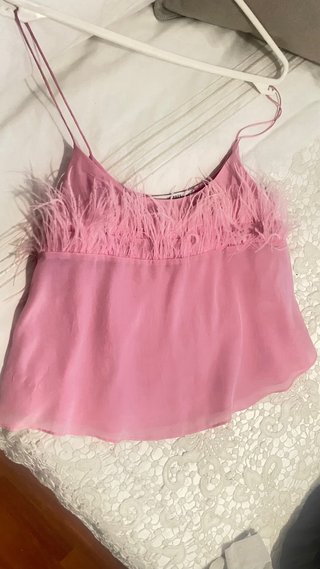 Top Uterqüe rosa con plumas