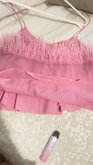 Top Uterqüe rosa con plumas