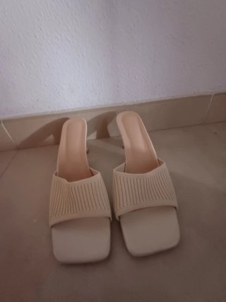 Sandalias tacón beige punto