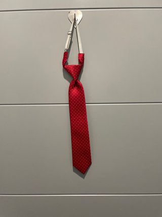 Corbata infantil roja con puntos blancos