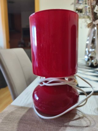 Lámparas de mesita rojas y rosas